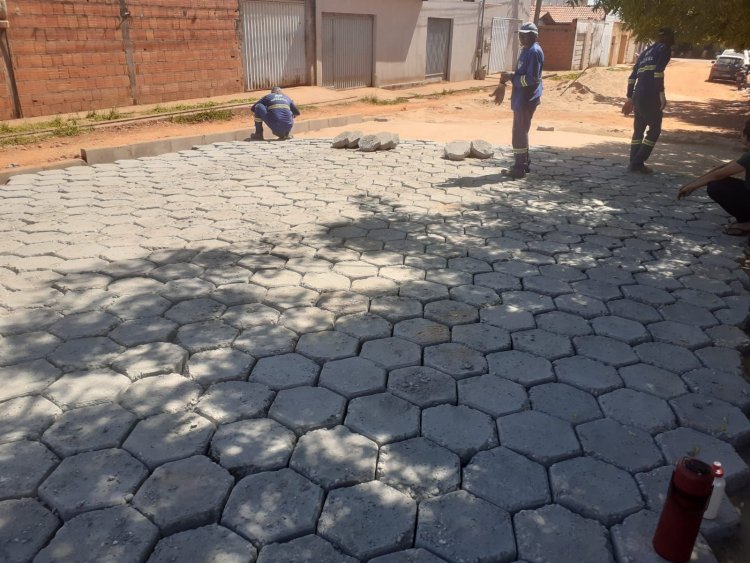 Frentes de serviços avançam na pavimentação da rua Tamôios na Vila Redenção I