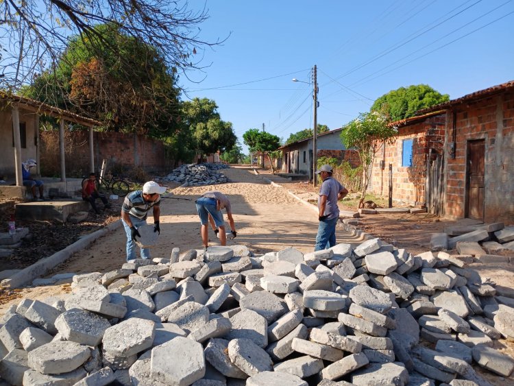 Avança pavimentação em bloquetes da rua Mendes Sá, no bairro Planalto, em Davinópolis