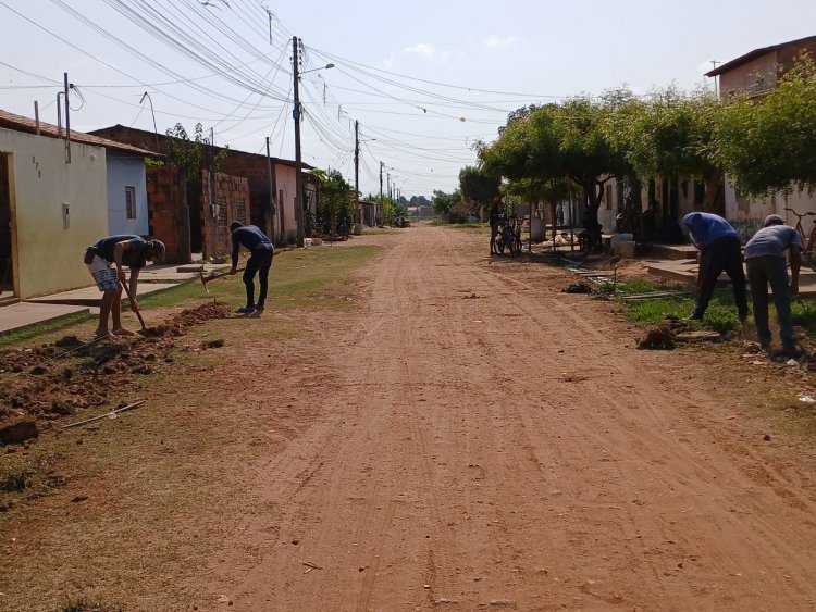 Rua Saraiva é preparada para receber meios-fios e pavimentação em Davinópolis