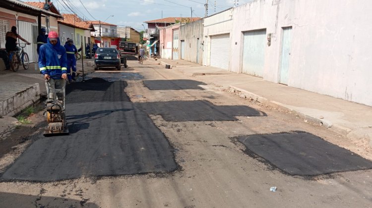 Avança obras de recuperação asfáltica, pavimentação  e desobstrução de galerias nos bairros de Imperatriz