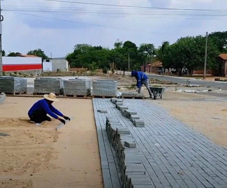 Avança construção da praça central de Saramandaia em Buritirana