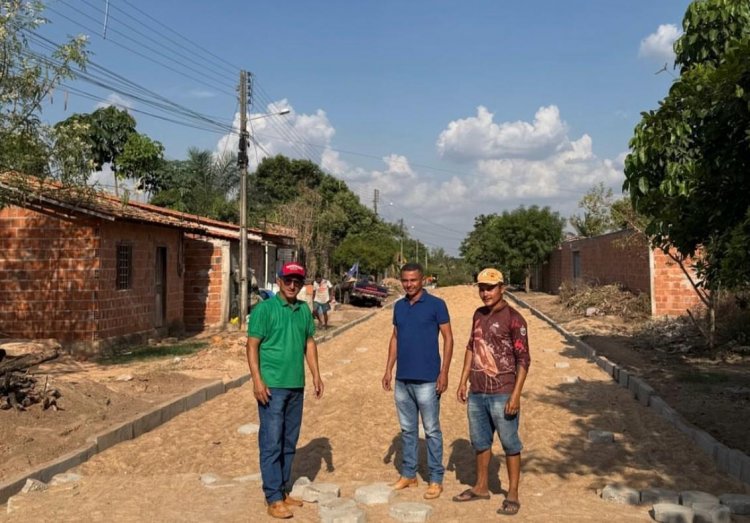 Prefeito Raimundo Coquinho vistoria obras de pavimentação de vias em Davinópolis