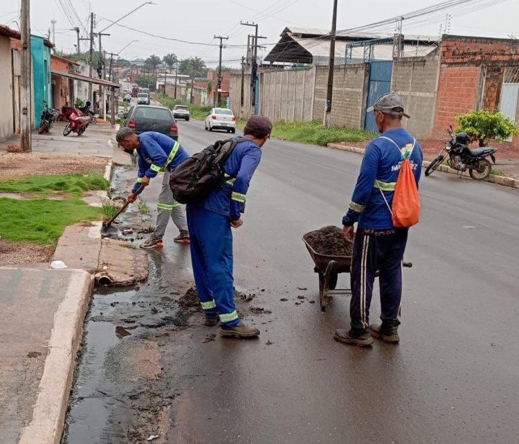 Frentes de serviços realizam limpeza de sarjetas na Avenida Jacob, em Imperatriz