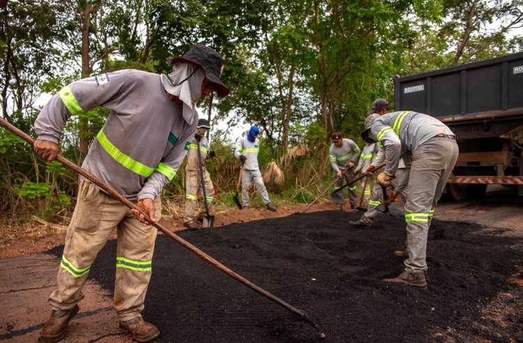 Felipe Camarão, governador em exercício, vistoria obras em Montes Altos