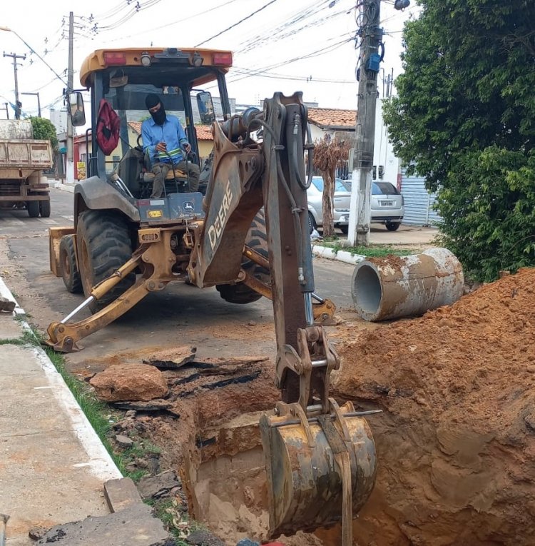 Sinfra e Caema solucionam vazamento na rede de esgoto na rua Floriano Peixoto, na Nova Imperatriz