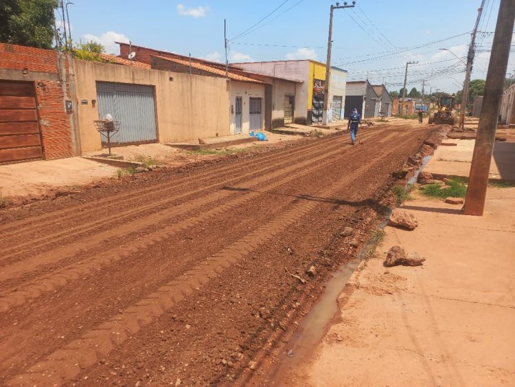 Prefeitura de Imperatriz realiza manutenção com terraplenagem na rua Estocolmo, no Parque Alvorada