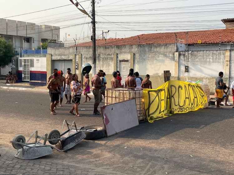 Indígenas de Viana e Tuntum protestam em frente à OAB de Imperatriz, no Maranhão