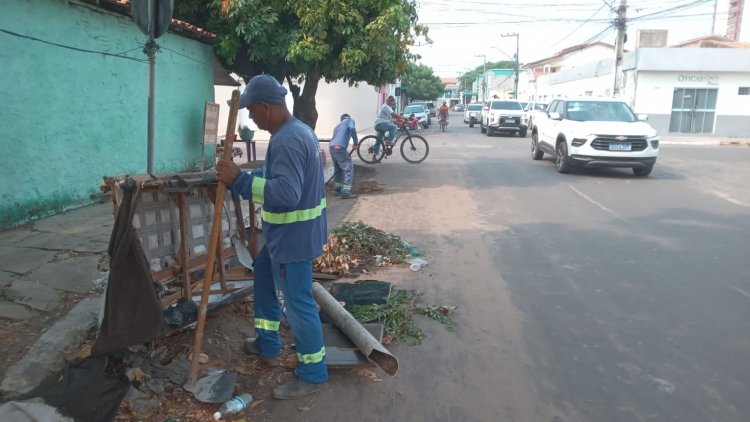 Sinfra intensifica limpeza de meios-fios, sarjetas e bueiros em Imperatriz